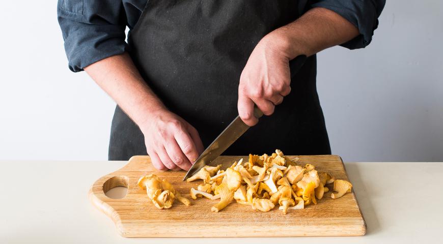 Очищенные грибы нарежьте средними кусочками, чтобы они равномерно пропитались ароматом при тушении.