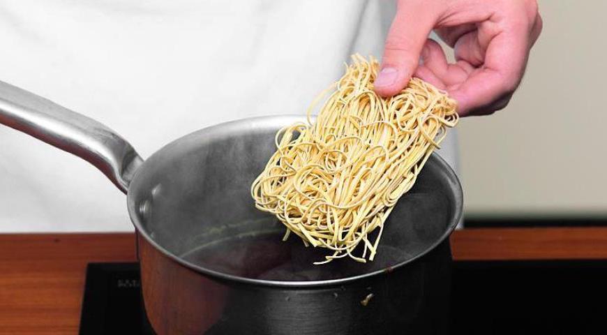 Измельчите обжаренные грибы с луком через мясорубку. Приправьте фарш солью и перцем, добавьте тертый сыр, сухари и 3 желтка, тщательно вымесите. Если необходимо, добавьте еще один желток. Сформируйте кнели двумя ложками.