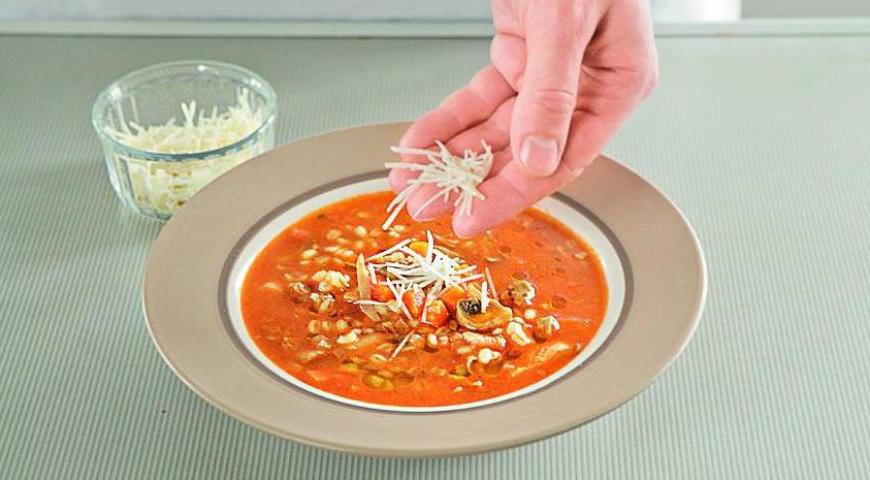 Нарежьте свежие грибы небольшими кусочками. Достаньте из воды сушеные грибы, порежьте их мелко, а жидкость процедите и сохраните. Добавьте все грибы в кастрюлю и жарьте 7 минут.