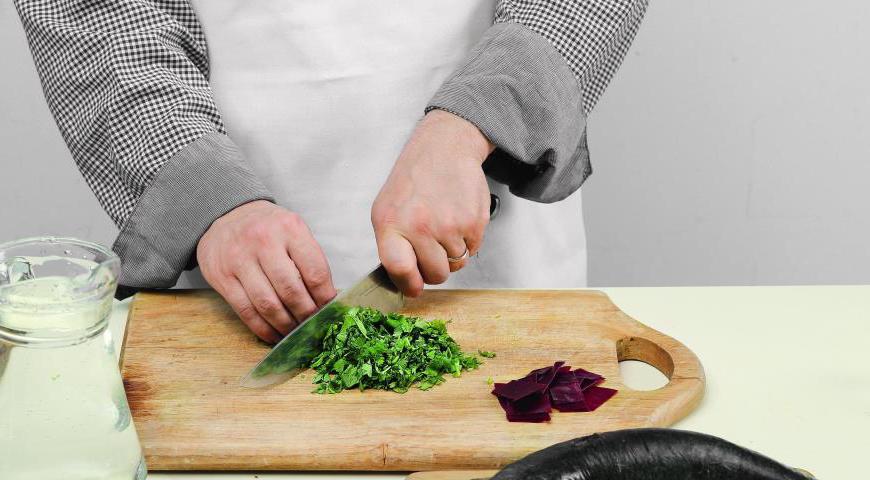 Тклапи нарежьте небольшими кусочками с помощью ножниц. Кинзу измельчите полностью, включая корешки, если они есть (их необходимо тщательно промыть). Выпотрошите рыбу, удалите плавники, голову и хвост.