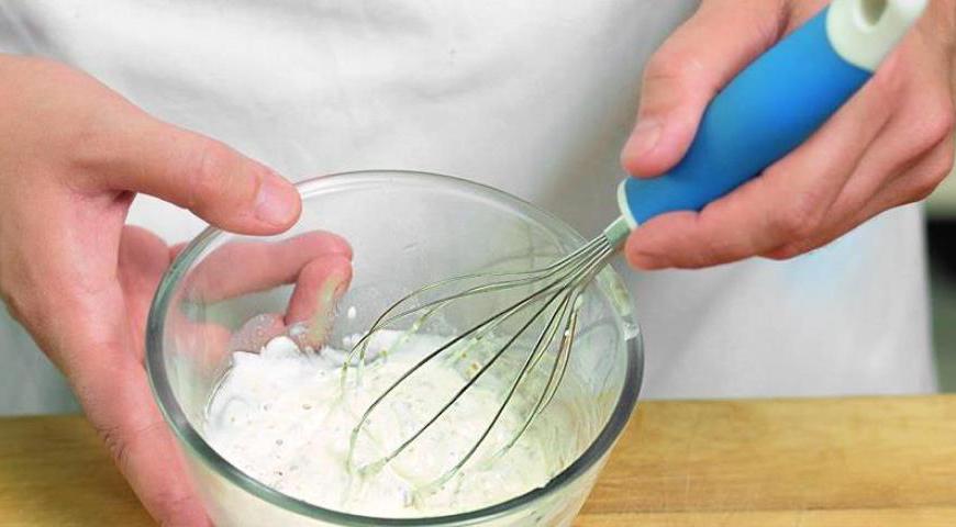 Для приготовления заправки мелко порубите анчоусы и смешайте их с винным уксусом. Отдельно соедините сметану с горчицей, после чего объедините обе смеси.