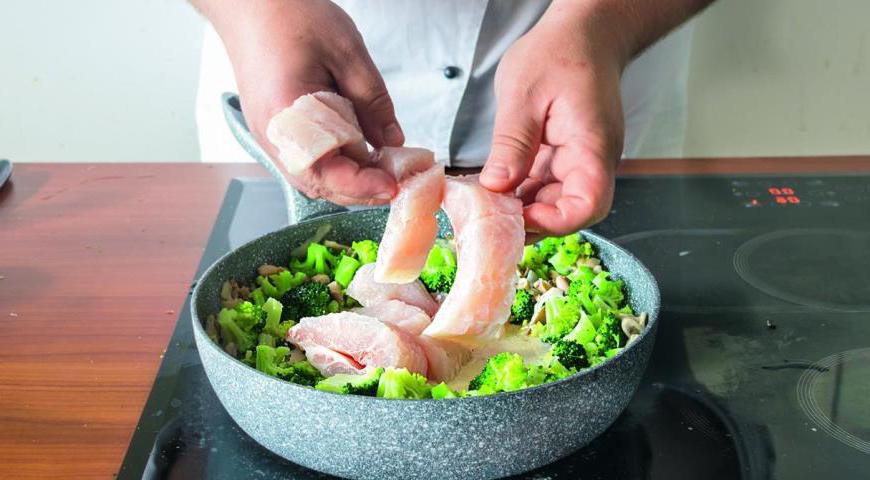 Аккуратно разложите кусочки рыбы в центр сковороды. Уменьшите огонь до минимума, накройте крышкой и томите 7-8 минут. Перед подачей посыпьте блюдо мелко рубленым укропом и украсьте кружками лимона.