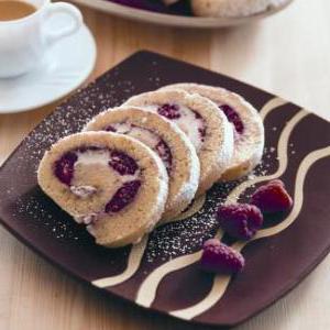 Элегантный малиновый рулет по швейцарской кухне