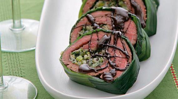 Элегантные рулеты из телятины с шоколадным соусом и нотками спелой вишни