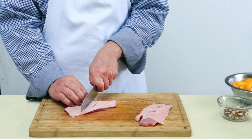 Смешайте мед, уксус и кардамон. На коже утиной грудки сделайте надрезы в виде сетки, не затрагивая мясо. Посолите и поперчите филе. Обжарьте его кожей вниз на раскаленной сковороде-гриль примерно 6 минут, затем переверните, смажьте медовой смесью и завершите готовку в духовке (5–6 минут). После этого достаньте, накройте фольгой и дайте отдохнуть.