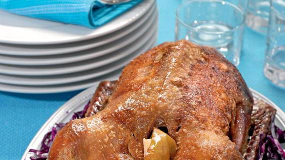 Гусь, запечённый по-берлински с яблоками и краснокочанной капустой