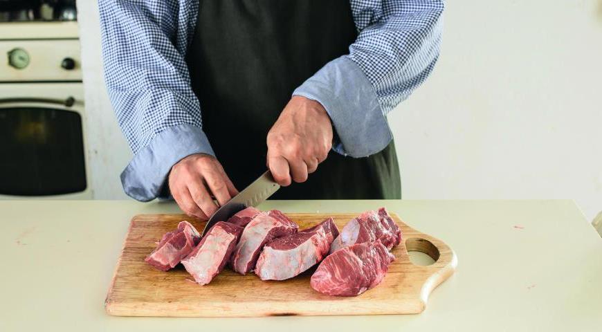 Нарежьте мясо на куски размером около 6 см. Обжарьте его в топленом масле до золотистой корочки по всем сторонам. Добавьте вино и выпаривайте жидкость до тех пор, пока она полностью не испарится.