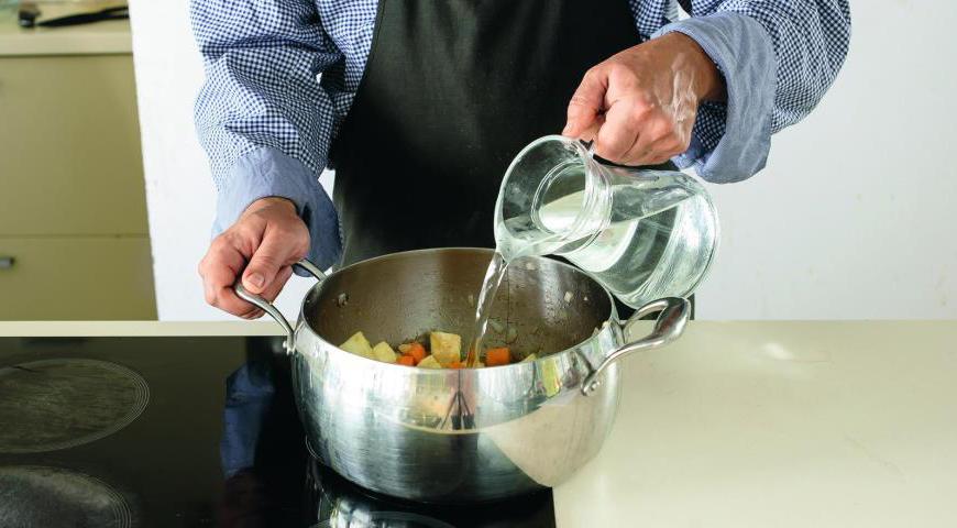 Если подлива получилась слишком жидкой, выньте мясо и овощи, выпарьте лишнюю жидкость. Залейте мясо и овощи консистентной подливкой, украсьте рубленой зеленью перед подачей.