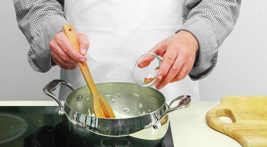 Очистите лук и нарежьте его мелкими кубиками. В разогретой кастрюле с оливковым маслом обжарьте лук до золотистого цвета. Добавьте зиру и чили, жарьте, постоянно помешивая, около 40 секунд.