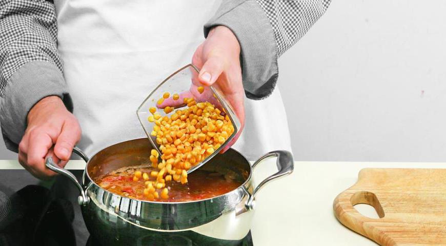Выньте курицу из супа, отделите мясо от костей и нарежьте его небольшими кусочками. Промойте фасоль под холодной водой, добавьте ее вместе с кукурузой в суп и продолжайте варить 8–12 минут. Затем верните куриное мясо обратно в суп и перемешайте.