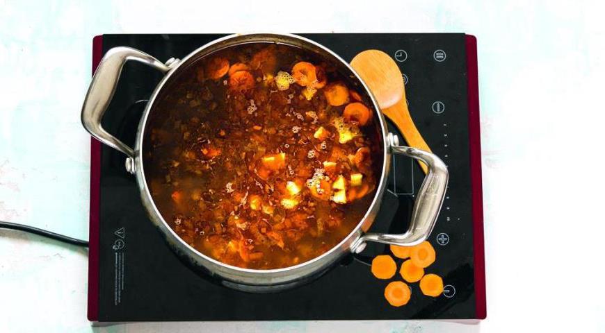 Почистите морковь и картофель, нарежьте их небольшими кусочками. Добавьте их вместе с промытой гречкой в кастрюлю. Накройте крышкой и варите на медленном огне около 35 минут.