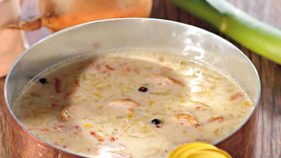 Густой суп из копченой индейки с квашеной капустой и можжевельником
