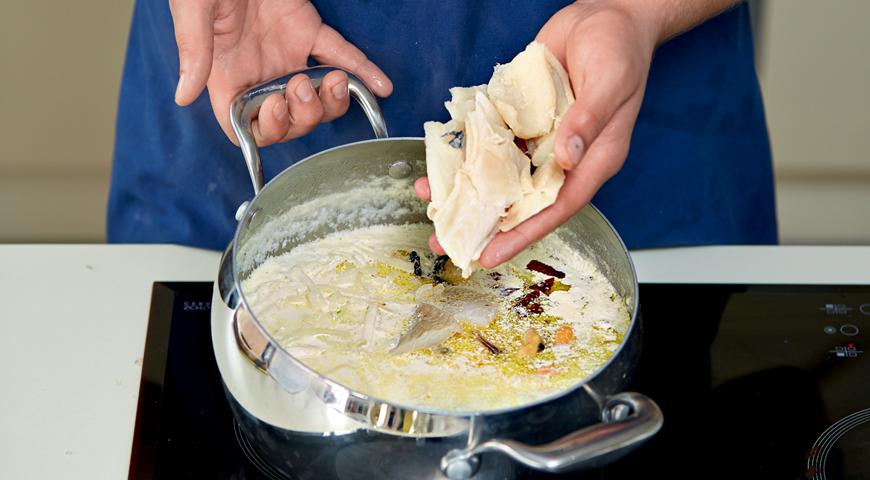 Добавьте мясо мидий и крупно нарезанное филе морского языка в суп. Также вмешайте 12 вяленых помидоров. Готовьте на минимальном огне в течение 9–11 минут.