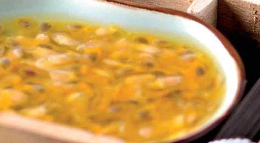 Разрежьте плоды маракуйи пополам и аккуратно выскребите мякоть ложкой. Переложите ее в миску, добавьте мед и тщательно перемешайте до получения однородной массы. Соус можно немного процедить, если хотите более гладкую текстуру.