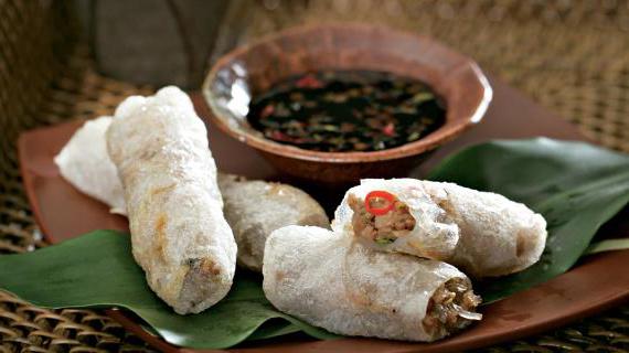 Хрустящие рисовые роллы с креветками и свининой по-тайски: вкусная и ароматная закуска