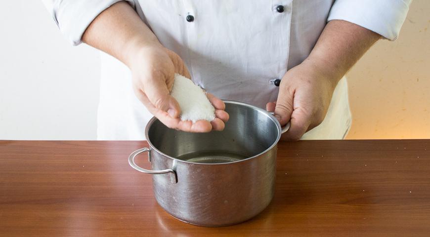 Маринуйте редиску (можно оставить немного ботвы) в смеси уксуса, воды и сахара в течение 1 часа.