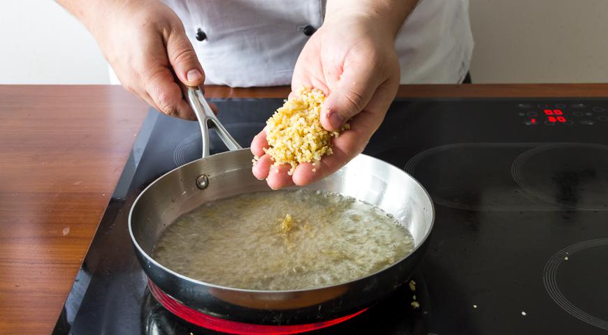 Разогрейте масло для фритюра и обжарьте киноа до хрустящей корочки и золотистого цвета. Разложите маринованный редис по тарелкам, промокнув от лишнего маринада, посыпьте обжаренным киноа и добавьте зеленый майонез.