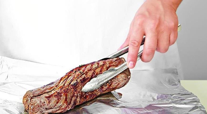 Обжарьте мясо со всех сторон до золотистого цвета, затем аккуратно заверните его в фольгу. Поместите на противень и отправьте в предварительно разогретую духовку до 260 °С.