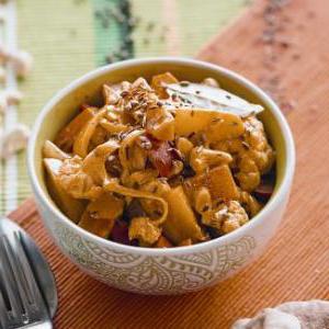 Индийское овощное рагу с кешью и куркумой