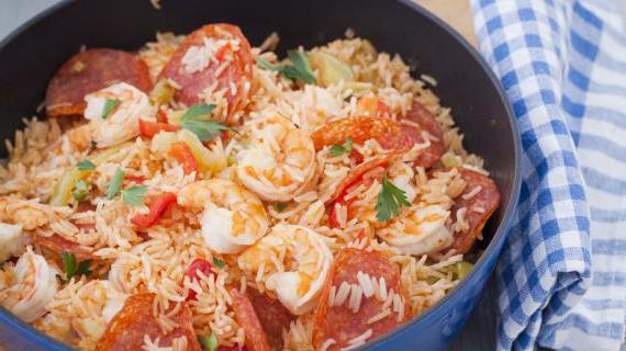 Быстрый испанский рис с креветками и чоризо: вкусная и простая закуска
