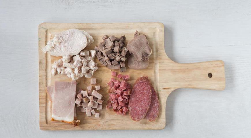 Комбинируйте различные мясные продукты: вареная курица, язык, буженина.