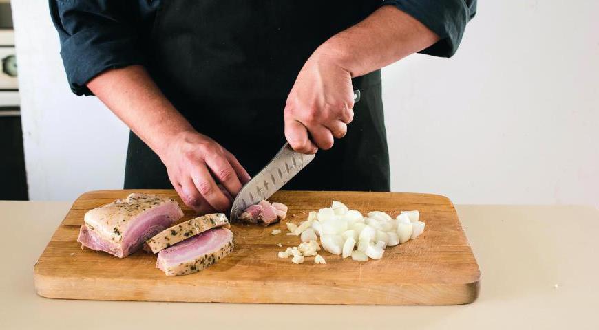 Нарежьте лук и чеснок крупными кусочками, а грудинку – небольшими кубиками. Подготовьте яйца, сливки и специи.