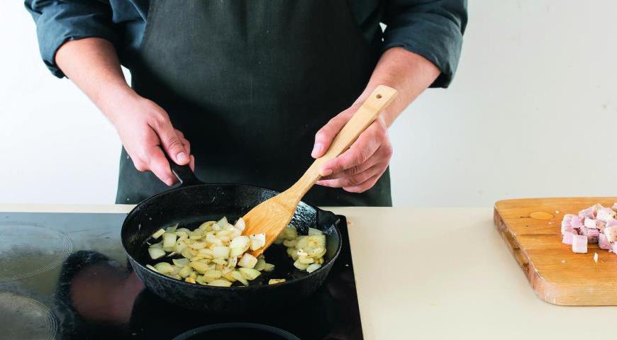 Разогрейте сковороду с маслом и обжарьте лук и чеснок до мягкости. Это придаст блюду пикантный вкус и аромат.