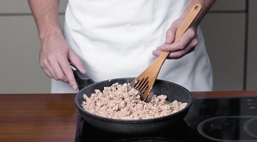 Нарежьте филе индейки и пропустите через мясорубку. Разогрейте сковороду с оливковым маслом и обжарьте полученный фарш в течение 8–12 минут до готовности.