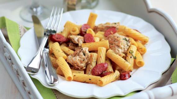 Итальянская паста с цесаркой, охотничьими колбасками и ароматным шалфеем