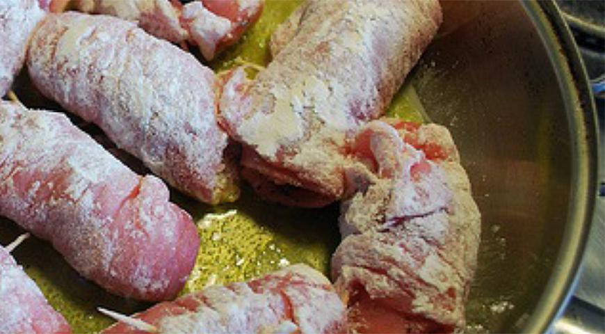 Сформируйте рулетики: аккуратно сверните каждый компонент, зафиксируйте зубочистками. Обваляйте в яйце, затем в смеси муки и семолы, чтобы получить хрустящую корочку. Обжарьте на сковороде с оливковым маслом, за несколько минут до готовности добавьте белое вино и специи, чтобы блюдо стало более ароматным.