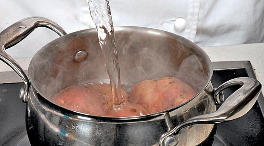 Выберите спелый картофель, промойте его под проточной водой, убедившись, что он полностью очищен от грязи. Нарежьте его кубиками и поместите в кастрюлю с холодной водой. Доведите до кипения и варите около 25 минут, пока картофель не станет мягким. Слейте воду и дайте остыть.