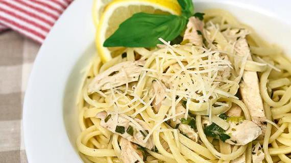 Итальянские лингвини с курицей и ароматным лимонным соусом