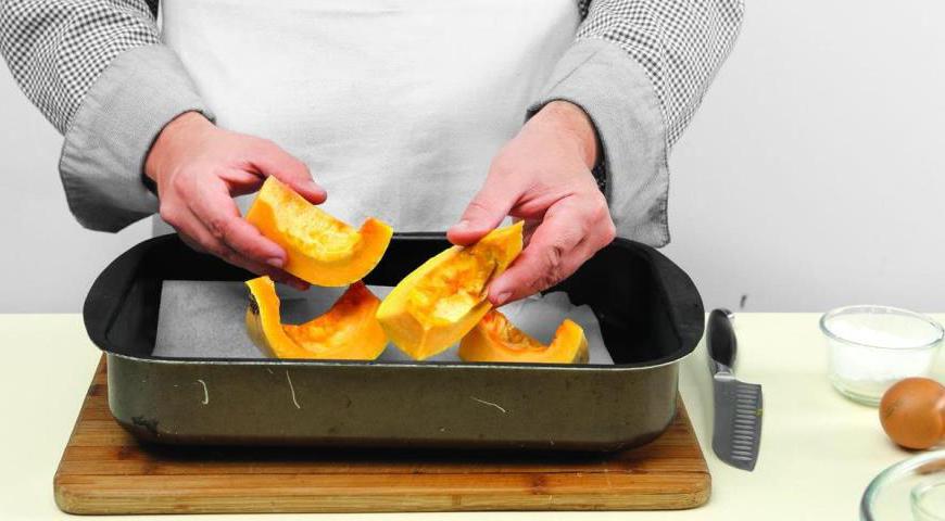Приготовьте все необходимые продукты заранее. Разогрейте духовку до 210 °C. Тыкву разрежьте на кусочки, оставив кожуру, и выложите на противень с пергаментной бумагой. Запекайте около 16–22 минут, пока тыква не станет мягкой.