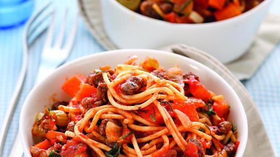 Итальянские спагетти с мясным рагу — вкусная и быстрая домашняя кухня