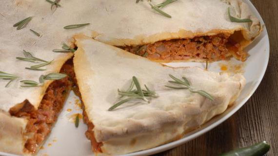 Итальянский мясной пирог с ароматными специями и фруктами