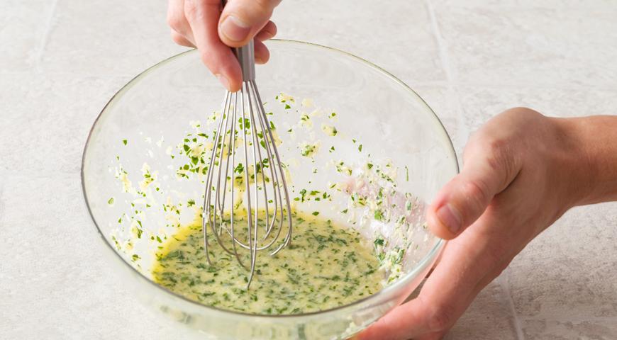 Нарежьте петрушку мелкими кусочками, подготовьте яйца и твердый сыр пармезан. В отдельной миске тщательно перемешайте яйца с тертым сыром и измельченной зеленью.