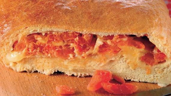 Вкусный и ароматный итальянский томатный пирог с моццареллой и свежим песто