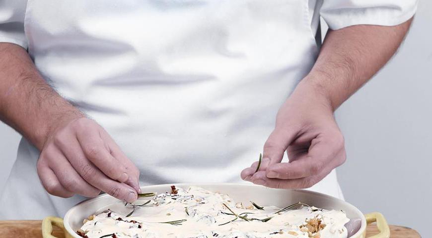 Украсьте каждую курицу листиками розмарина, посыпьте сверху мелко нарубленной петрушкой. Запекайте в духовке, разогретой до 200 °C, в течение 25–30 минут, пока курица не станет золотистой и мягкой.
