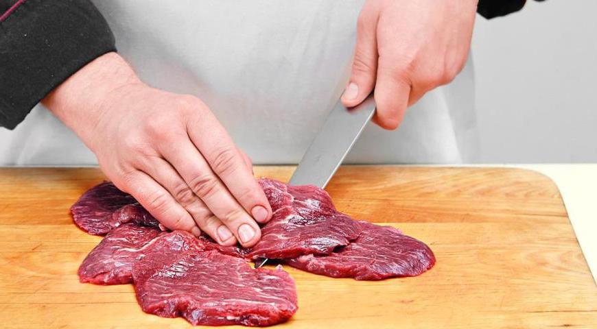 Начните с подготовки мяса: тщательно обсушите кусочки вырезки бумажными полотенцами, чтобы они не были влажными. Нарежьте их поперек волокон на тонкие ломтики толщиной около 1 см, чтобы мясо получилось мягким и нежным.