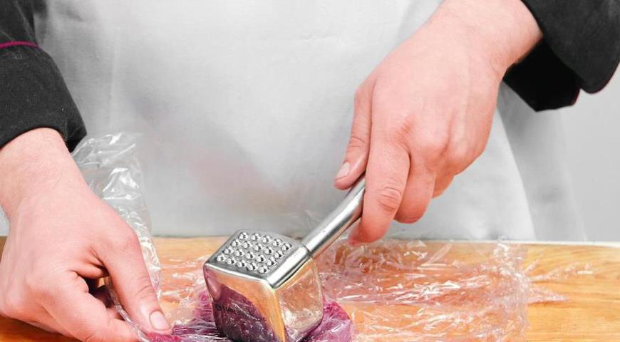 Посолите и поперчите каждый кусочек мяса, затем отбейте его через пищевую пленку до тонкого слоя (примерно 1/3 см). Это поможет мясу лучше впитать вкус начинки и сохранить сочность. Оставьте на время в холодильнике.
