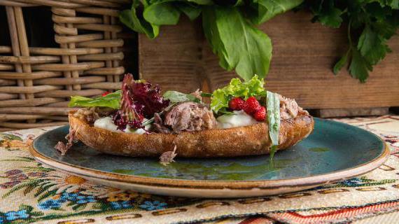 Изысканная брускетта с каймаком, уткой, тархуном и ароматной земляникой