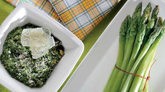 Изысканная паровая спаржа с соусом из шпината и фундука