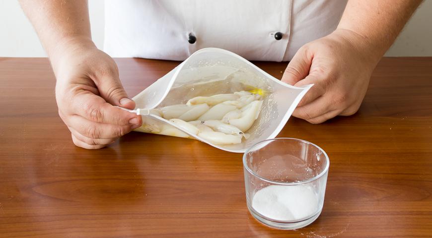 Поместите морепродукты в герметичный пакет. Добавьте около 3-4 столовых ложек оливкового масла и 6 г соли. Хорошо перемешайте содержимое. Закройте пакет и опустите его в слабо кипящую воду. Готовьте в течение 1 часа.
