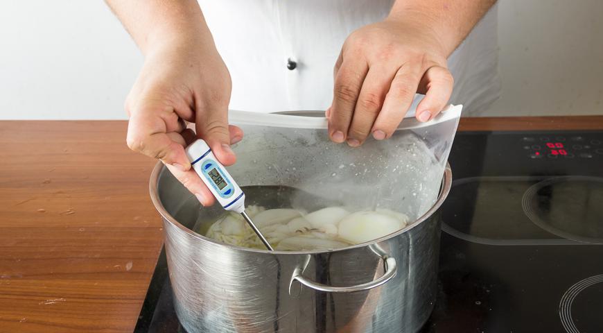 Выньте морепродукты из пакета и тщательно вытрите их бумажными полотенцами. Заверните в пищевую пленку и отправьте в морозильную камеру на 1 час.