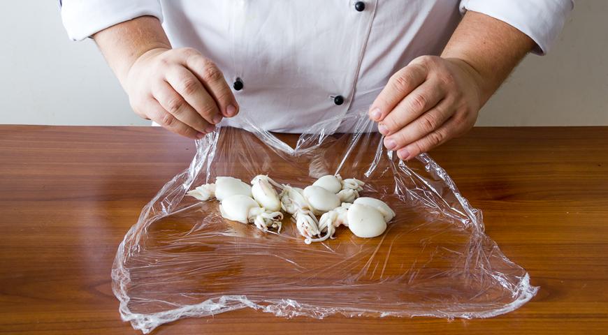 Достаньте замороженные морепродукты из холодильника, удалите пленку и нарежьте филе длинными полосками шириной 1,5-2 см. Сбрызните их лимонным соком и оливковым маслом, добавьте немного соли.