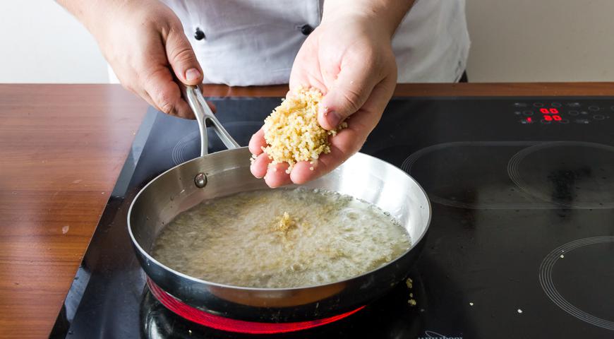 Разогрейте масло для фритюра и обжарьте в нем киноа до появления хрустящей корочки и золотистого цвета. Разложите готовые «морские спагетти» по тарелкам, посыпьте хрустящим киноа и украсьте песто из нори.