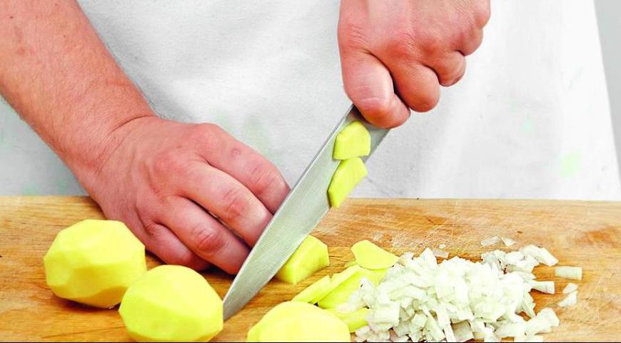 Очищенный картофель нарежьте тонкими ломтиками (около 7 мм). Лук мелко нашинкуйте.