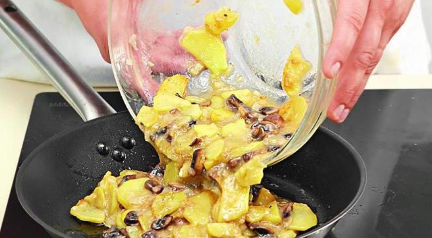 Слейте лишнее масло из сковороды, оставив примерно 2,5 столовые ложки. Увеличьте огонь до максимума и выложите яично-картофельную смесь. Жарьте до образования румяной корочки.