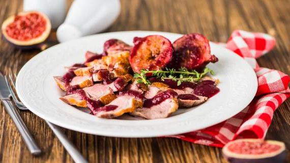 Изысканная утиная грудка с соусом из инжира для особенных случаев