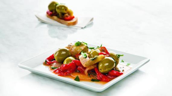 Изысканная закуска из оливок с запеченными овощами